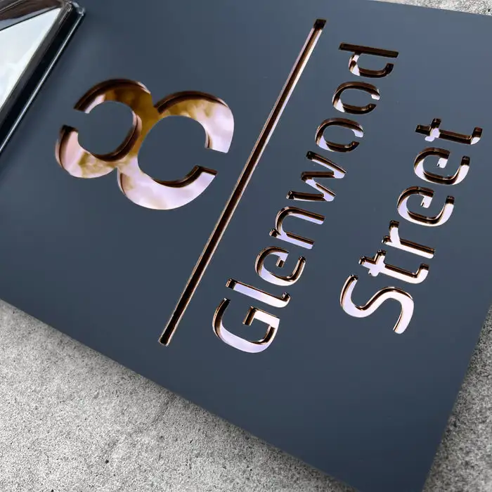 Solarbetriebenes Hausnummernschild