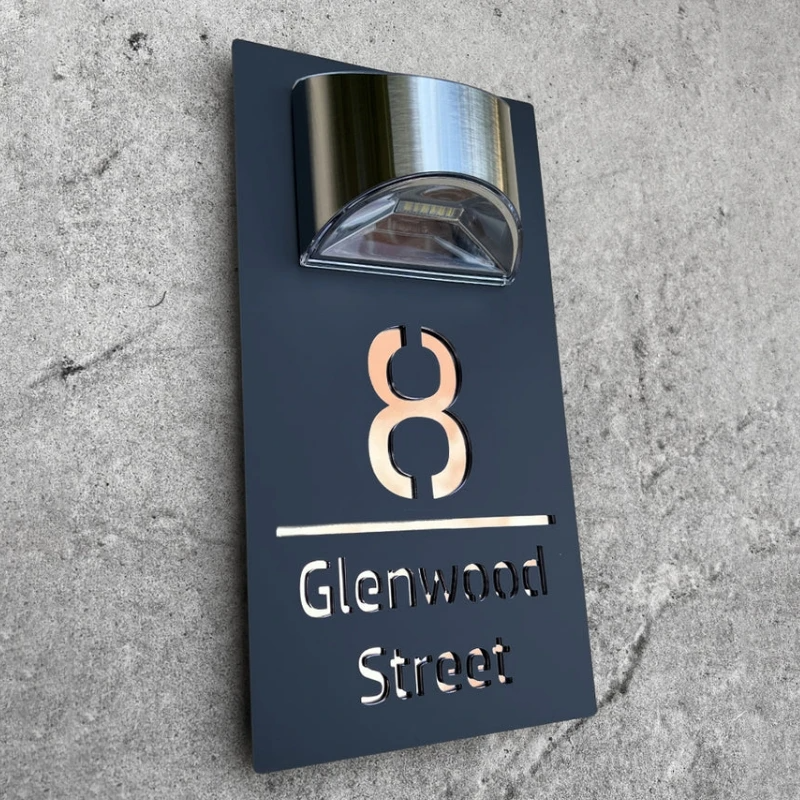 Solarbetriebenes Hausnummernschild