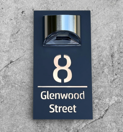 Solarbetriebenes Hausnummernschild