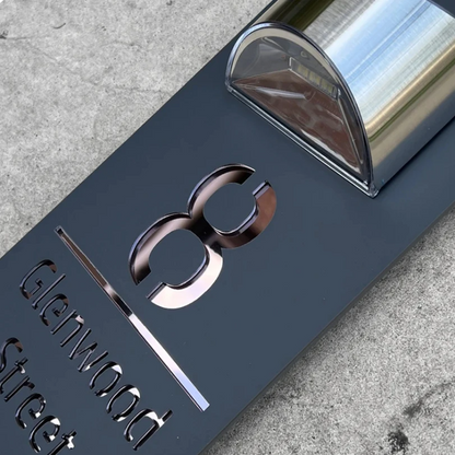 Solarbetriebenes Hausnummernschild