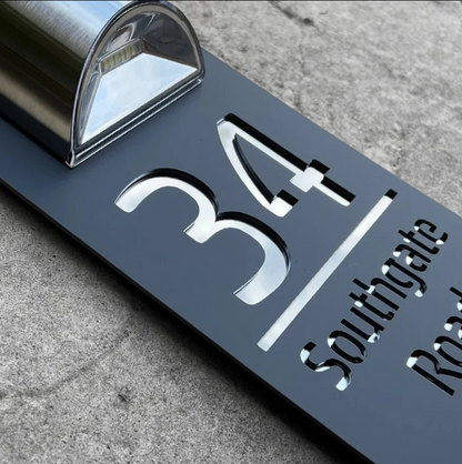 Solarbetriebenes Hausnummernschild